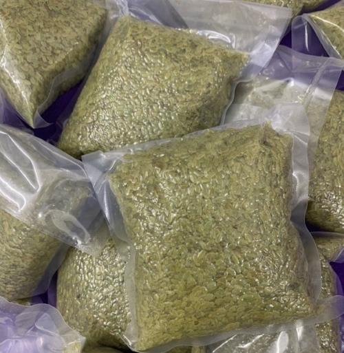 Cốm khô tại các cửa hàng thường được hút chân không để đảm bảo chất lượng