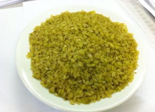 Cốm khô được làm từ cốm tươi rang tới khi cạn hơi nước