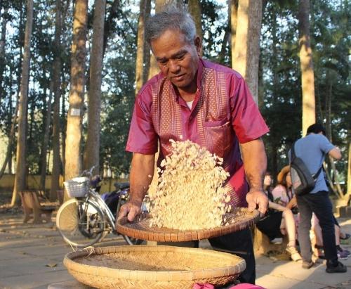 Đồng bào Khmer làm cốm dẹp